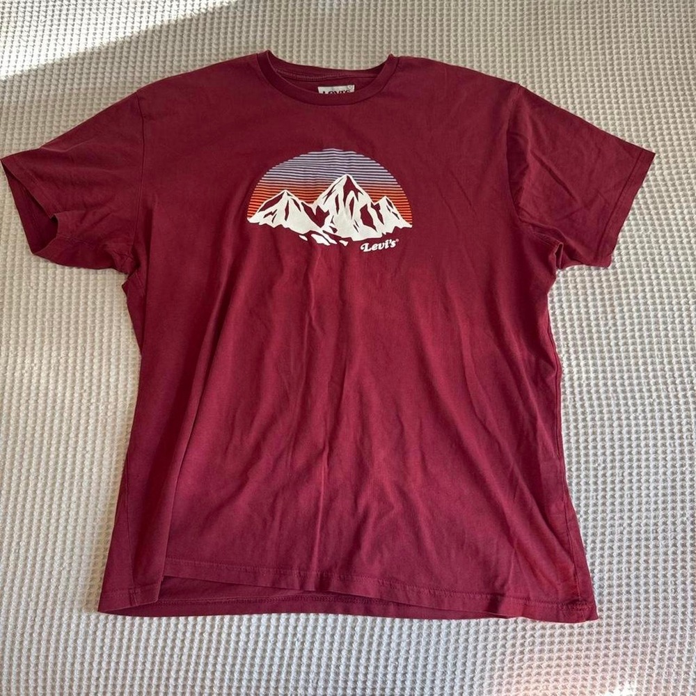 Levi's burgundy mountain graphic tee Size XL